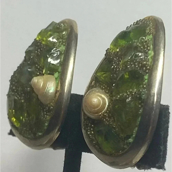 SHELL VINTAGE CLIP ON EARRINGS WITH LIME GREEN ACCENTS - Picture 5 of 9